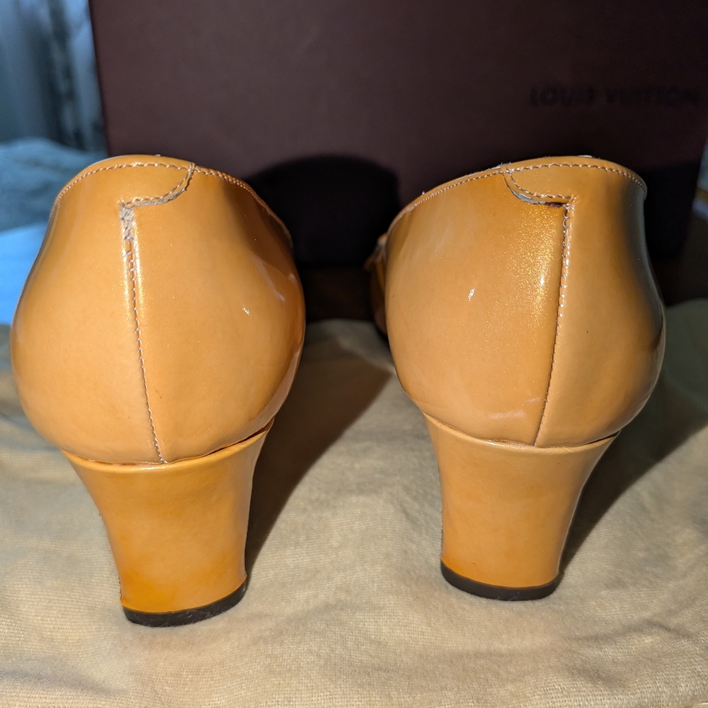 Louis Vuitton Pumps. SZ 37. US 6.5-7. EUC. Gorgeous Color. - Picture 6 of 8